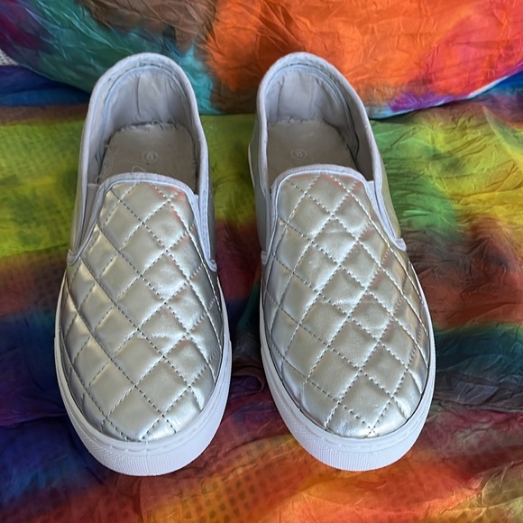 J. Adam's size 8 Quilted Loafers Metallic Silver EUC - Picture 1 of 10
